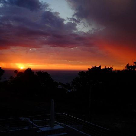 Bright Camps Bay Loft With Stunning Views And Shared Pool Lägenhet Kapstaden Exteriör bild