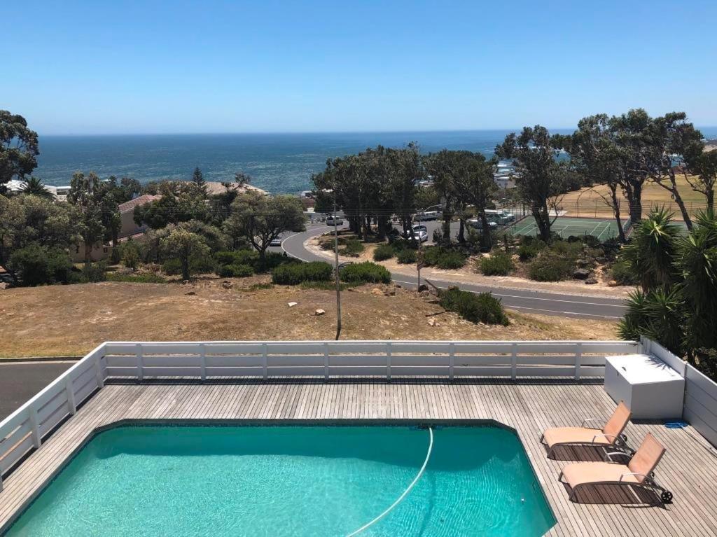 Bright Camps Bay Loft With Stunning Views And Shared Pool Lägenhet Kapstaden Exteriör bild