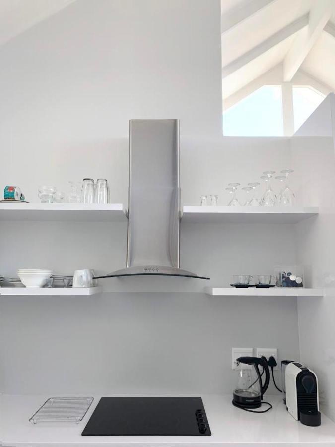 Bright Camps Bay Loft With Stunning Views And Shared Pool Lägenhet Kapstaden Exteriör bild