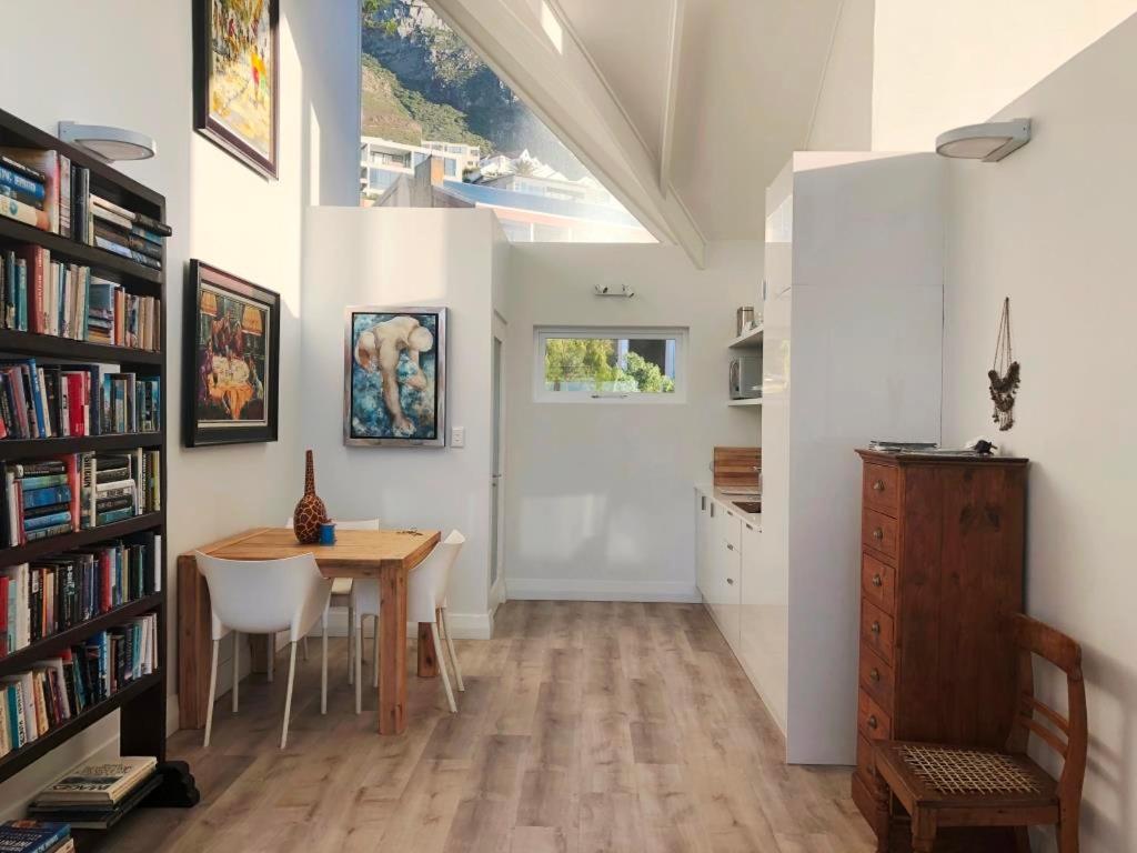 Bright Camps Bay Loft With Stunning Views And Shared Pool Lägenhet Kapstaden Exteriör bild