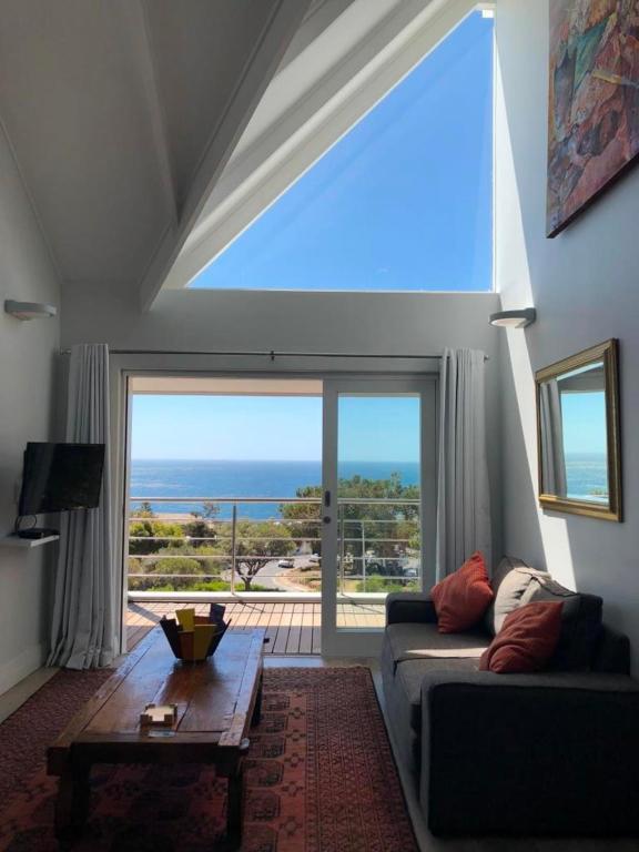 Bright Camps Bay Loft With Stunning Views And Shared Pool Lägenhet Kapstaden Exteriör bild