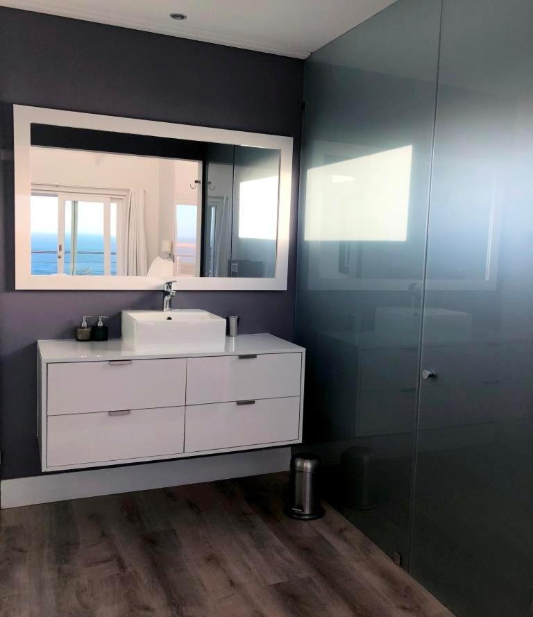 Bright Camps Bay Loft With Stunning Views And Shared Pool Lägenhet Kapstaden Exteriör bild