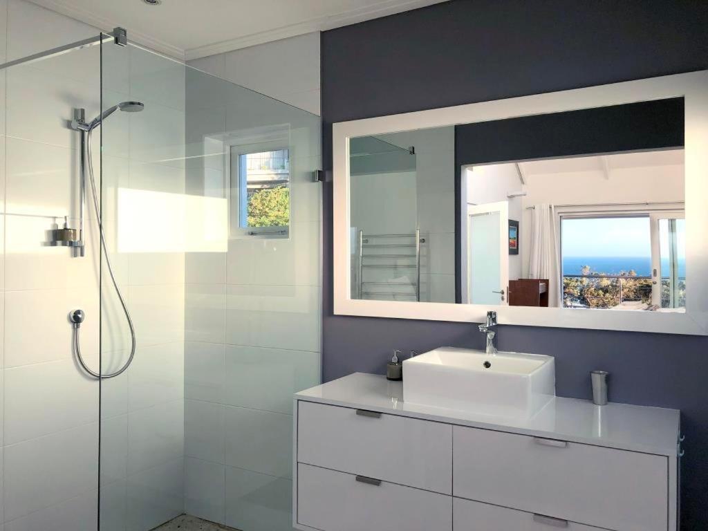 Bright Camps Bay Loft With Stunning Views And Shared Pool Lägenhet Kapstaden Exteriör bild