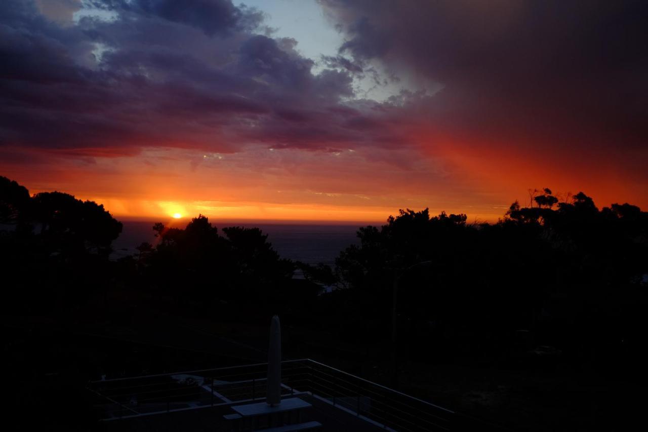Bright Camps Bay Loft With Stunning Views And Shared Pool Lägenhet Kapstaden Exteriör bild